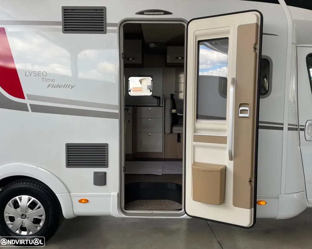 Burstner Lyseo Time Fidelity - Autocaravana c/Camas Central e Elevatória Venda Aluguer Caravanas